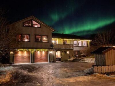 House under the Aurora – Cozy Private Home with Fireplace