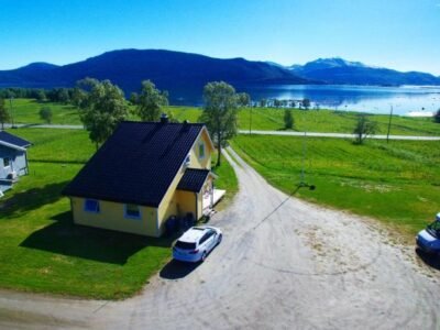 1 Room in The Yellow House, close to Airport & Lofoten