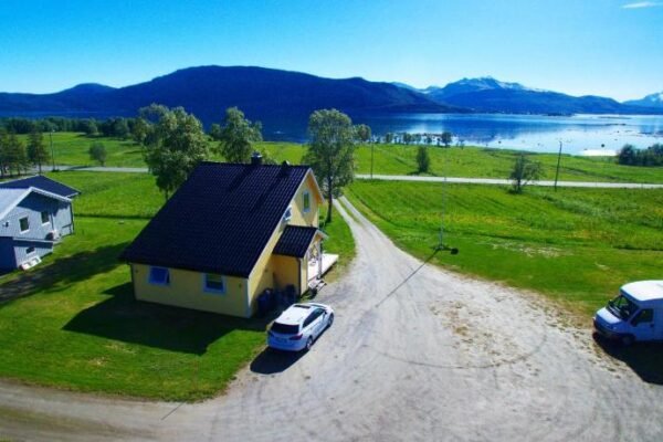 1 Room in The Yellow House, close to Airport & Lofoten