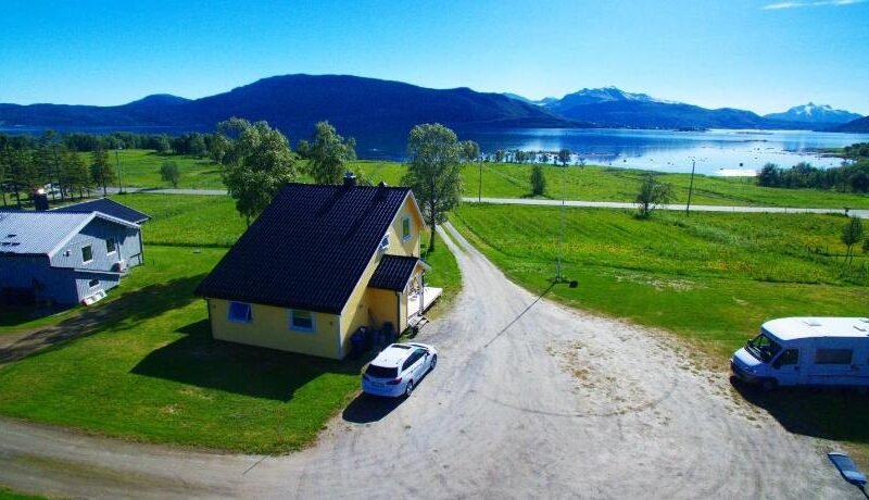 1 Room in The Yellow House, close to Airport & Lofoten