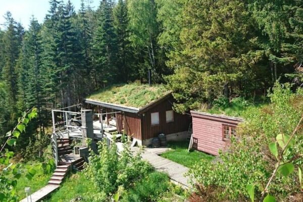 Cottage – Sleeps 6 – Parking – Patio