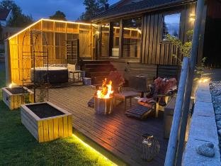 Black Mirror , Jacuzzi all year