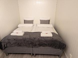 Modern apartment near train station (H77A)