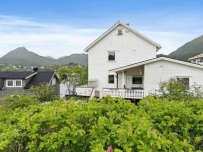 Lovely 1 bedroom downstairs condo with free parking place