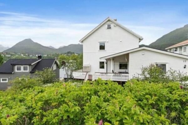 Lovely 1 bedroom downstairs condo with free parking place