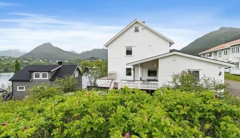 Lovely 1 bedroom downstairs condo with free parking place