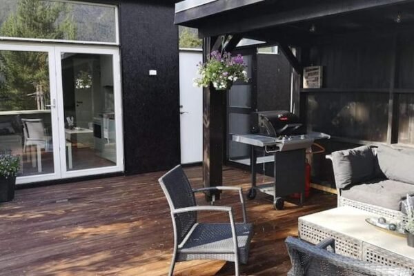 Gjestehus i Sogndal med utsikt over fjord og fjell