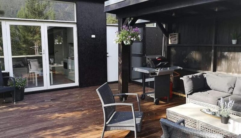Gjestehus i Sogndal med utsikt over fjord og fjell
