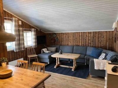 Koselig hytte med uteplas ved Hallingdalselva