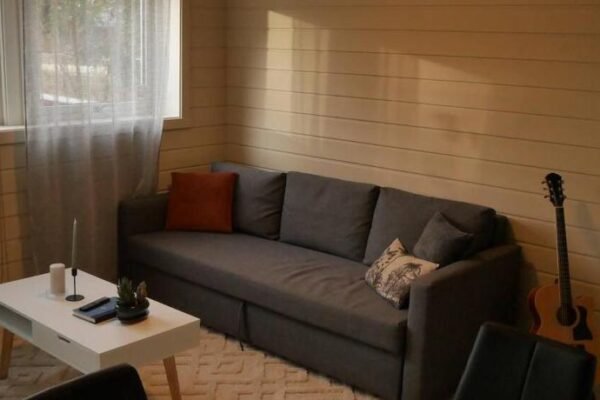 Nyrenovert leilighet med gratis parkering
