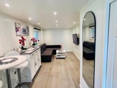 Fint gjesterom med bad og kjøkken til leie nær EB stranda med