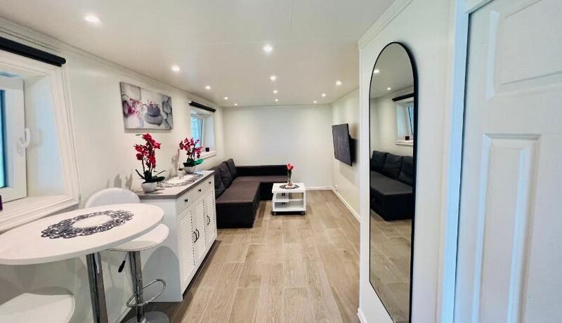 Fint gjesterom med bad og kjøkken til leie nær EB stranda med