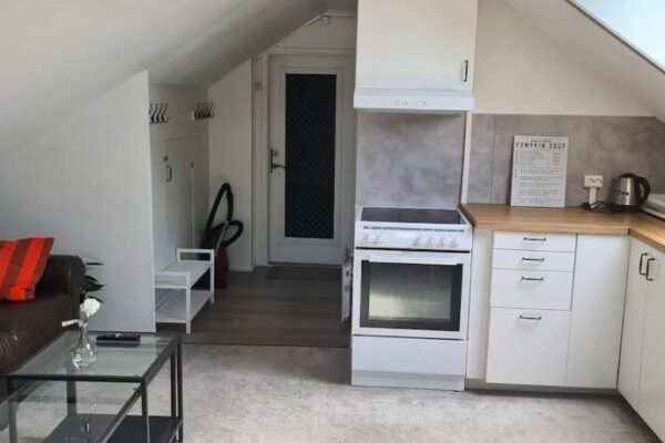 Cosey 1 bedroom loft with free parking