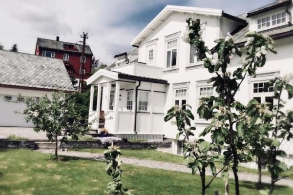Bo i historisk bygning, kort vei til sentrum