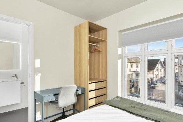 Central Guest House – Bedroom with en suite Bathroom