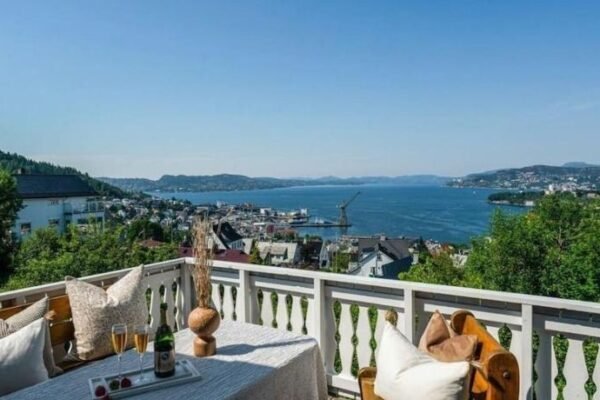 Spacious villa with view – 5BR – FREE parking – Great Wi-Fi