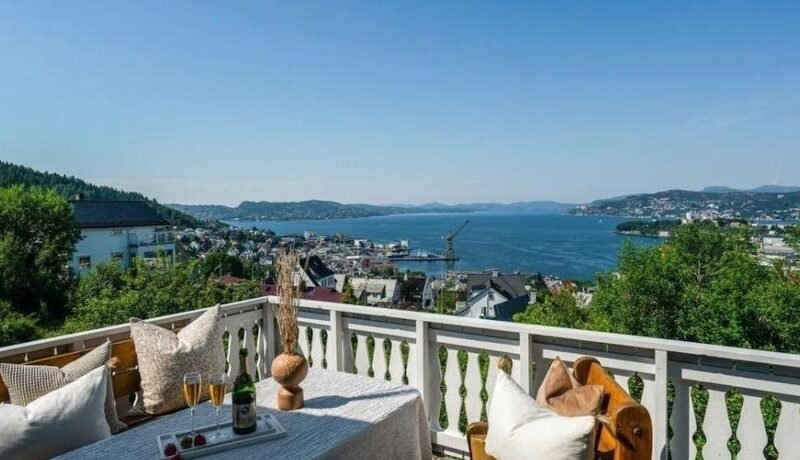 Spacious villa with view – 5BR – FREE parking – Great Wi-Fi