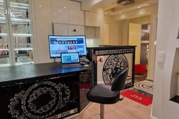 Sentral modern design leilighet med 2 soverom, gratis parkering