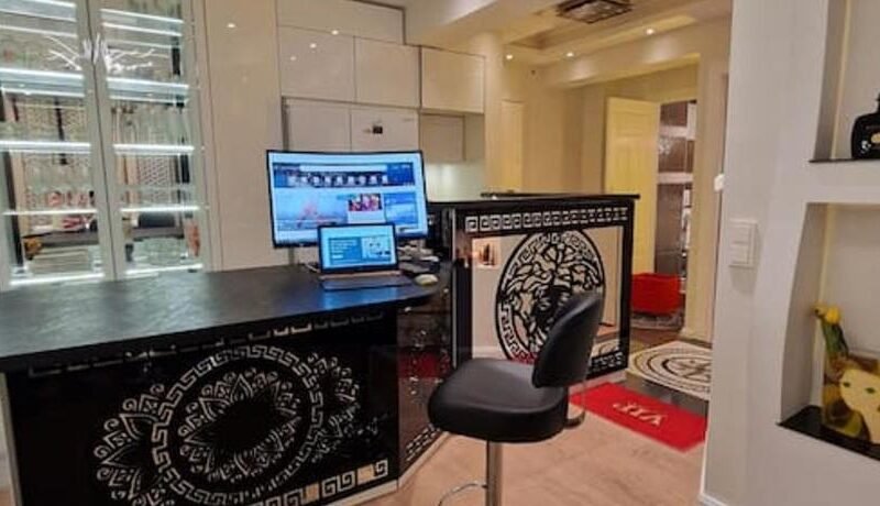 Sentral modern design leilighet med 2 soverom, gratis parkering