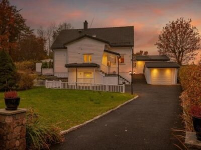 A beautiful 3-bedroom apartment with stunning views and free parking