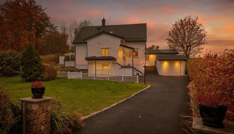 A beautiful 3-bedroom apartment with stunning views and free parking