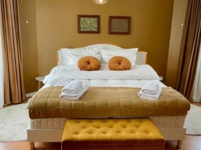 Sentral og fargerik bygardsleilighet