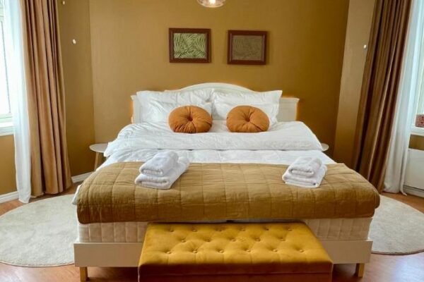 Sentral og fargerik bygardsleilighet