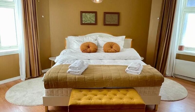 Sentral og fargerik bygardsleilighet