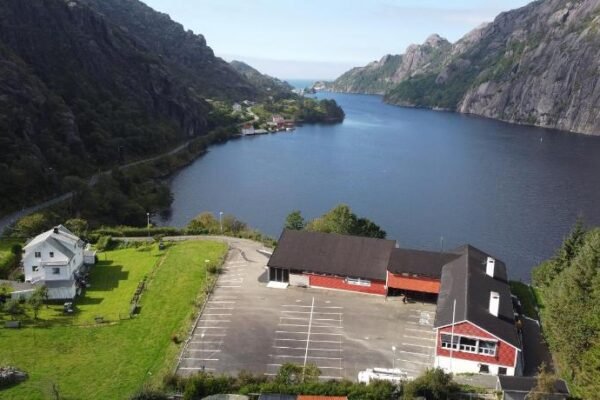 Brufjell Hostel & Parking