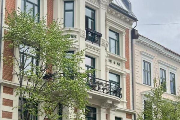 Elegant & Quiet Apartment in Historic House – Prime Location in Oslo West