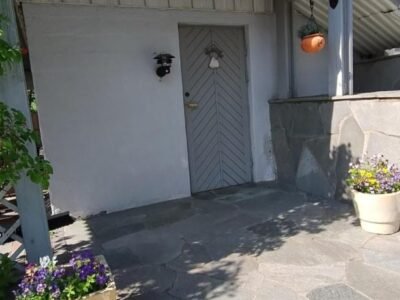 Koselig liten leilighet med hyggelig uteplass