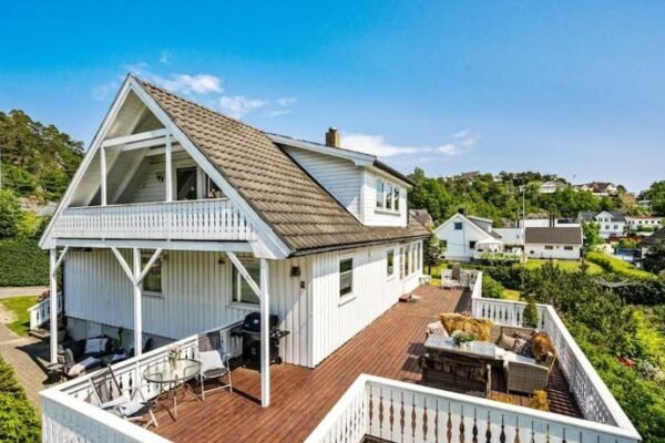 Koselig hus rett ved stranda,nydelig & ferierende!