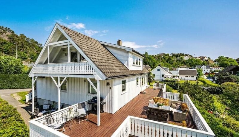 Koselig hus rett ved stranda,nydelig & ferierende!