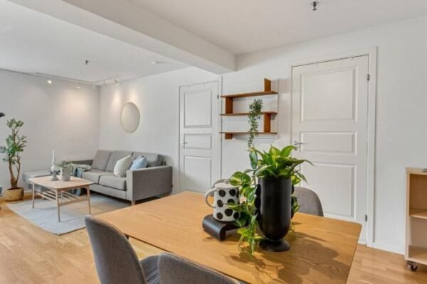 2-Bedroom Apartment with Private Entrance Near Tromsø City Centre