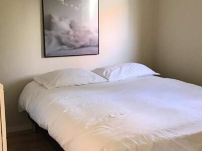 Sentrumsnær kjellerleilighet, nær sykehus og høgskole, parkering