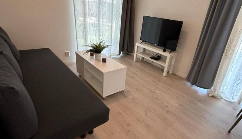 Lisas apartment, private new 1 bedroom and 1 living room with sofa bed and big windows, share with n