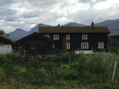 Hyggelig lite bosted ved sjøen, nær sentrum i Valnesfjord