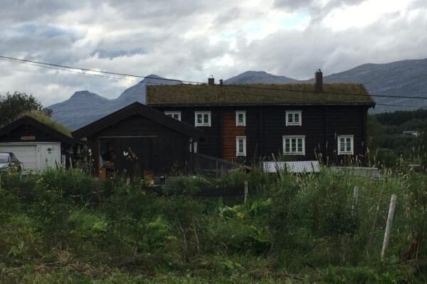 Hyggelig lite bosted ved sjøen, nær sentrum i Valnesfjord