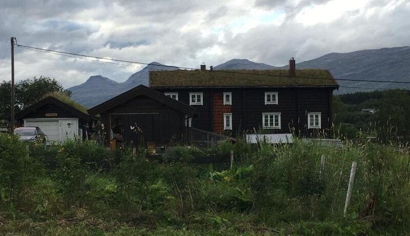 Hyggelig lite bosted ved sjøen, nær sentrum i Valnesfjord