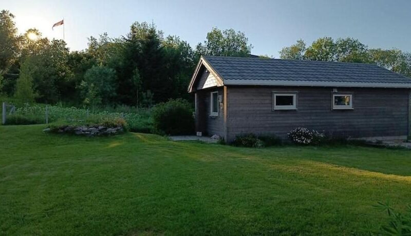 Cozy guesthouse in quiet area of central Leknes