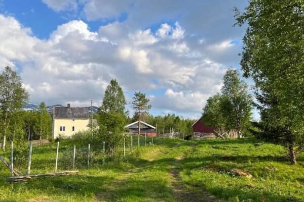 Nydelig smabruk med hus og fjøs og badstu