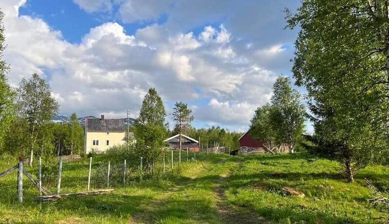 Nydelig smabruk med hus og fjøs og badstu