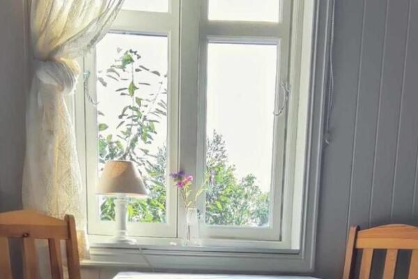 Øya husrom-enkeltsenger-kjøkken-bad