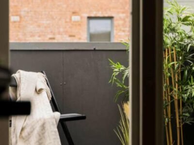 Large room with Balcony – Downtown – nearby Scandic business center bus stop