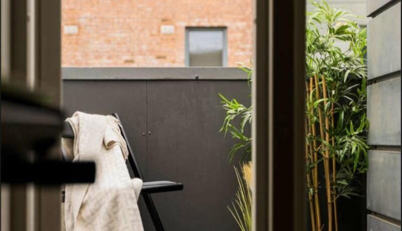 Large room with Balcony – Downtown – nearby Scandic business center bus stop