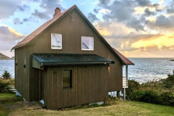 House by the sea Reine, Lofoten