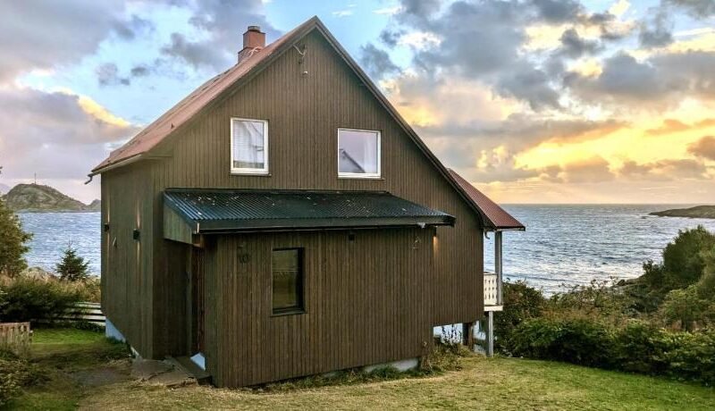 House by the sea Reine, Lofoten