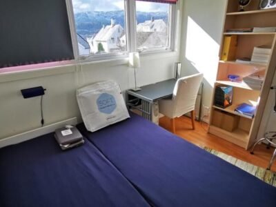 Private room in central homestay apartment with sea view