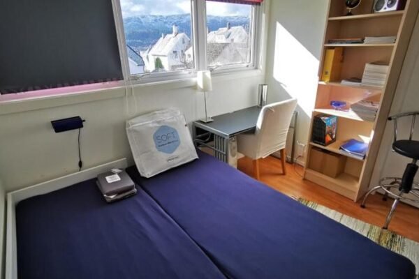 Private room in central homestay apartment with sea view