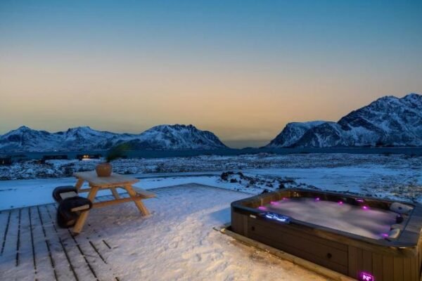 New amazing cabin with spectacular view and jacuzzi in the heart of Lofoten